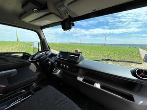 Auch der Innenraum wurde überarbeitet, den Mittelpunkt bildet nun ein sowohl von Fahrer*in als auch Beifahrer*in gut erreichbares, 6,95 Zoll großes Touchscreen Radio. © Daimler Truck Austria GmbH