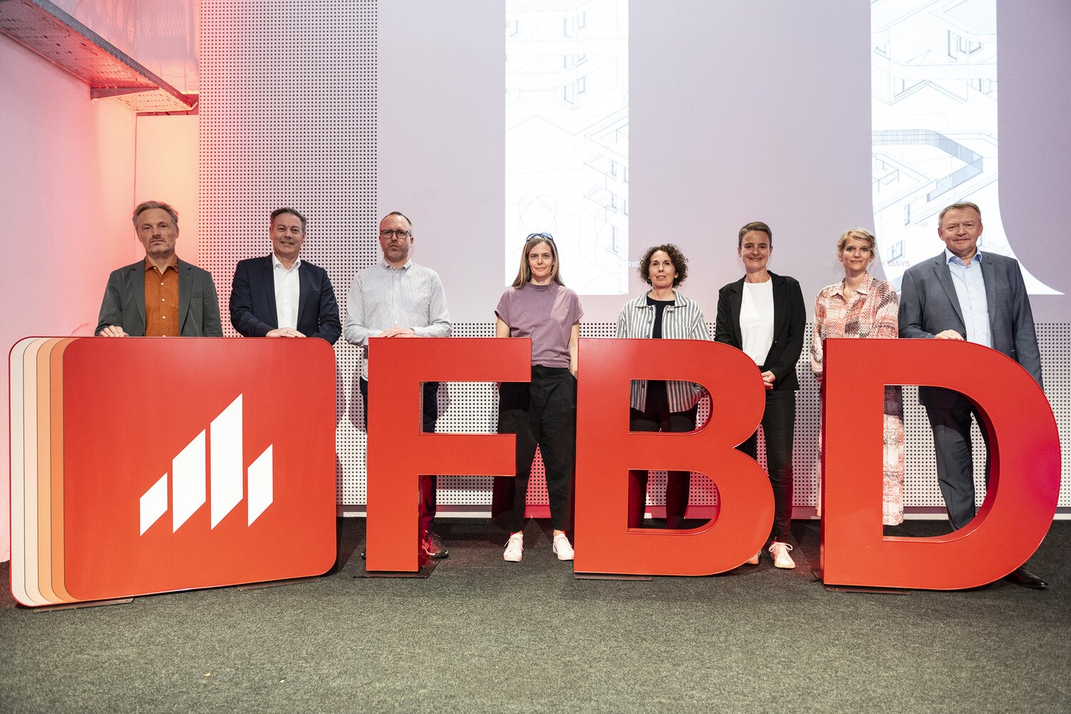 Die Speaker*innen Andreas Kleboth, Thomas Beyerle, Sebastian Kofink, Katharina Bayer, Angelika Fitz, Andrea Jany, Caroline Nagel und Wienerberger Österreich Geschäftsführer Johann Marchner beim diesjährigen Future Brick Day zum Thema 