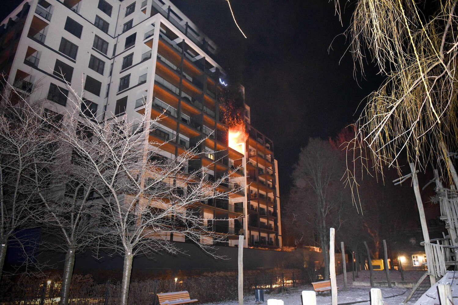 Auch der darüber liegende Balkon war mit dem gleichen Ganzglasgeländer ausgestattet und ebenfalls starker Hitze ausgesetzt. Beim Eintreffen der Feuerwehr wenige Minuten nach der Brandmeldung war dieses Glasgeländer noch vollständig vorhanden. © Glas Marte