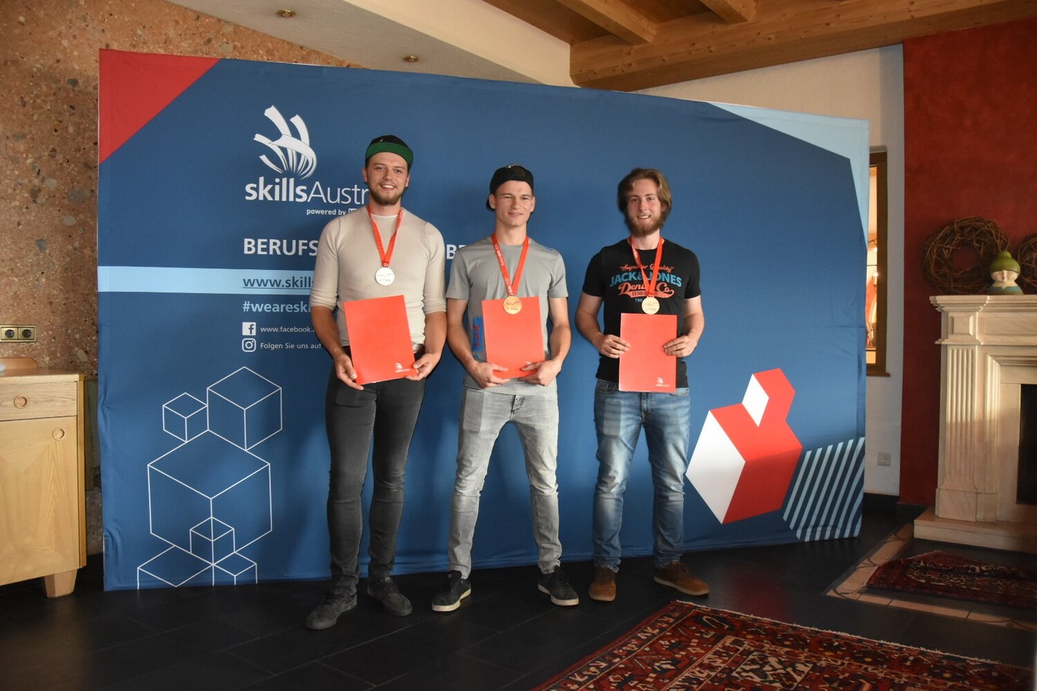 Die drei besten Glasbautechniker*innen: Christopher Schneider (2. Platz), Philipp Pfeiler (1. Platz), Johannes Rieder (3. Platz).