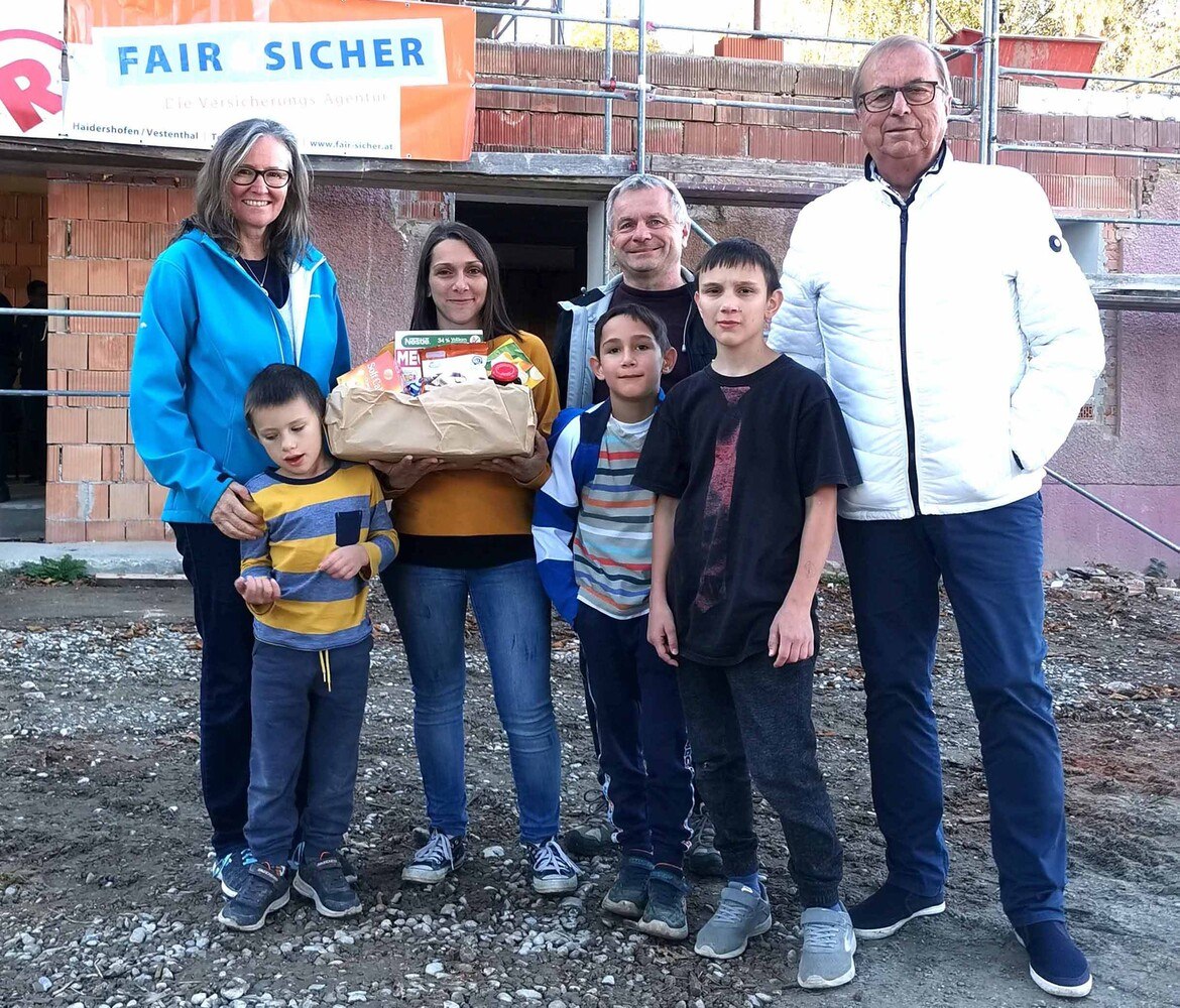 Auch Claudia Marton und Helmut Rigler (links und rechts außen) überbrachten der Witwe Sarah Kienel (2. v. li.) und ihren Kindern Spenden des niederösterreichischen Unterstützungsvereins. Ernst Mayrhofer koordiniert die Spenden und die Renovierung des Hauses. Weiterhin werden dringend Sach- und Geldspenden benötigt, damit sich die junge Familie ein neues Leben aufbauen kann. © Peter Rothenburger