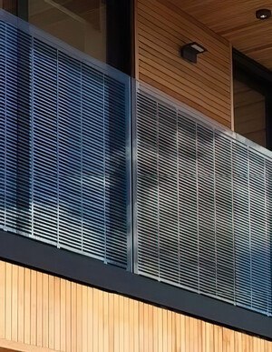 Mit der individuellen Anordnung der Photovoltaikzellen lässt sich auch die Transparenz der Brüstungen variieren. © Glas Marte GmbH