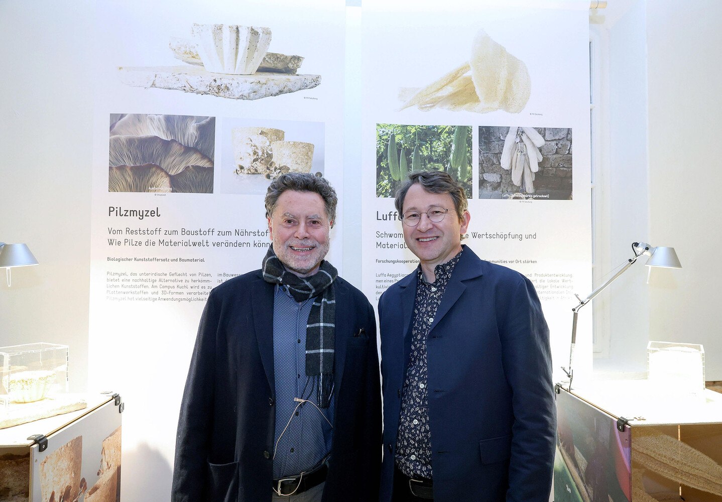 Roman Höllbacher, Künstlerischer Leiter der Initiative Architektur und Michael Ebner, Fachbereichsleiter Furniture & Interior Design am Department Design and Green Engineering an der FH Salzburg und Kurator der Ausstellung Circular Materials. © FH Salzburg/Neumayr