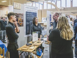 Anna Wieland aus Tamsweg/Sbg. (re.) und Benedikt Wallner aus Raipoltenbach/NÖ im Gespräch mit Besuchern des HTK-Awards. Ihr Projekt 