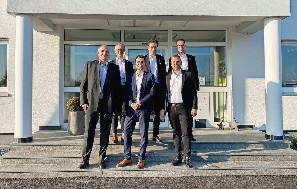 (V.l.): Karl Steinmayr, CFO Habau; Edgar Endres, Geschäftsführer Schick Group; Markus Schmitt, Kaufmännischer Leiter Schick Group; Hubert Wetschnig, CEO Habau; Anton Schick, Anteilseigner und Geschäftsführer Schick Group; Stefan Falkenberg, Geschäftsführer Schick Group © Marketing Schick Group