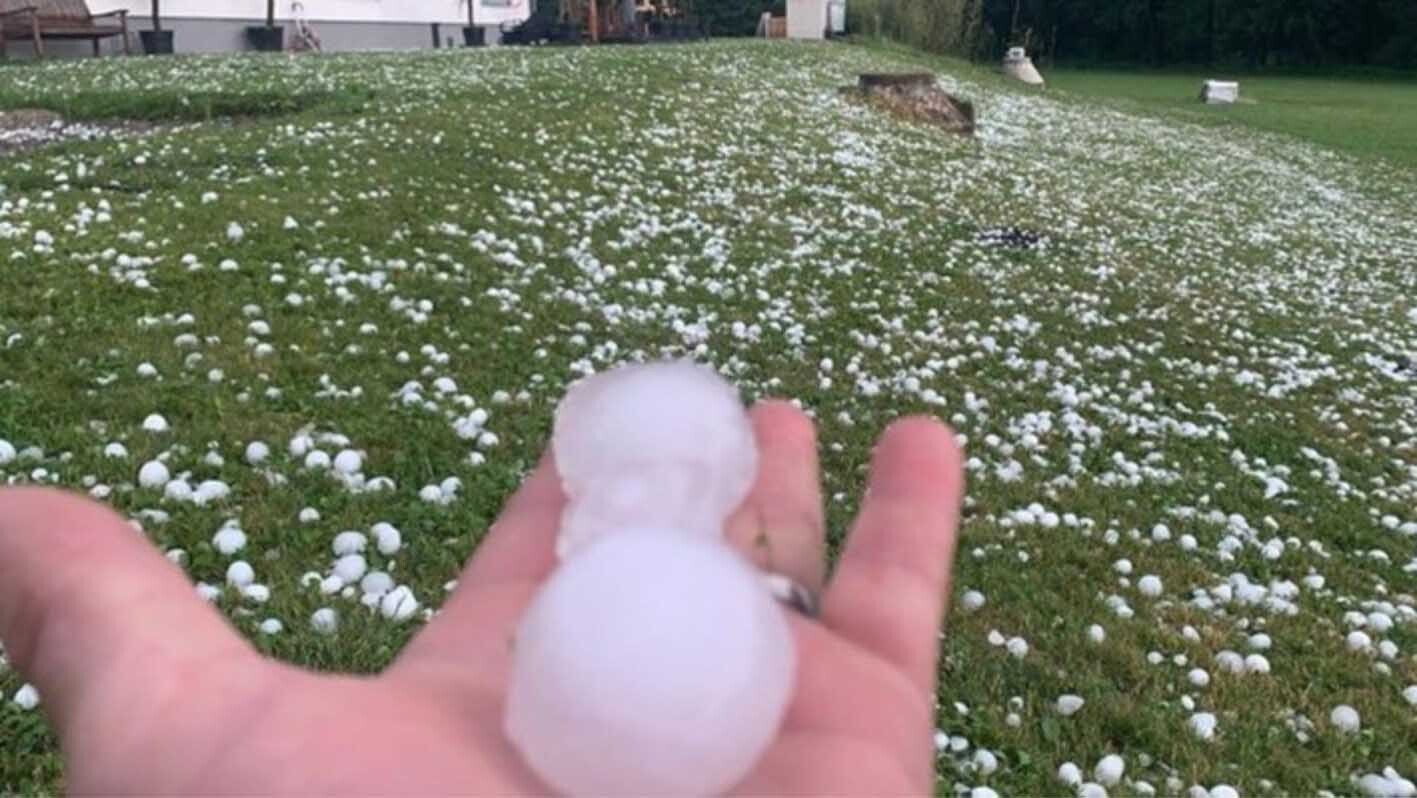 Hohe Dichte an Hagelkörnern über 4 cm bei einem Hagelunwetter im 