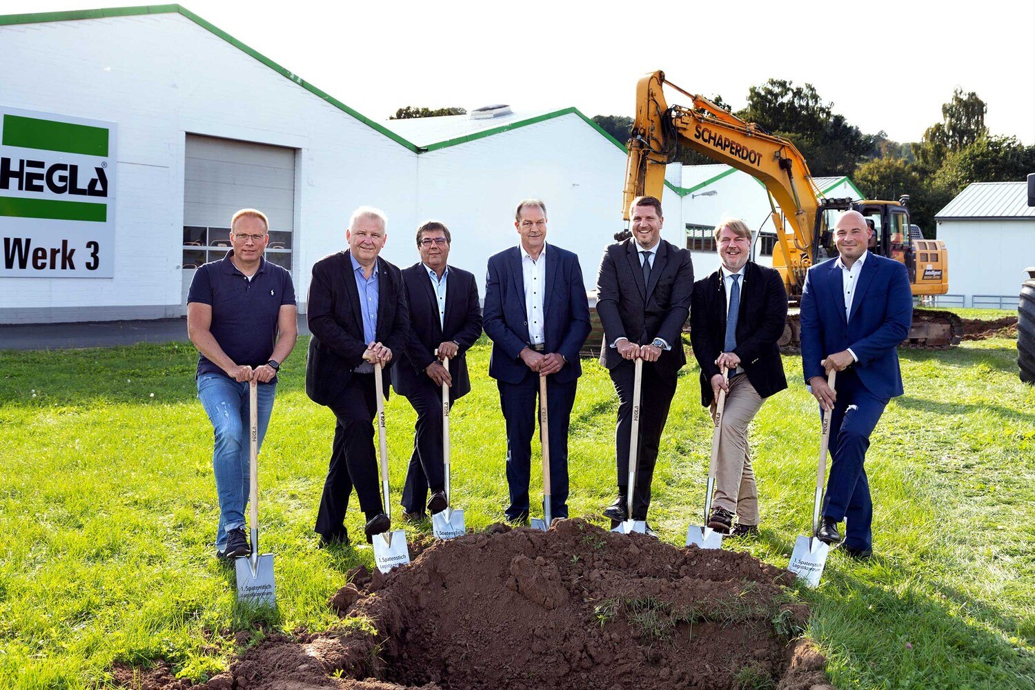 Spatenstich für die Großinvestition Logistikzentrum (v. l.): Peter Riepe, Architekt und Planer, Dr. Heinrich Ostendarp (CTIO Hegla), Stefan Reuter (CTO Hegla), Bernhard Hötger (CEO Hegla-Gruppe), Jochen H. Hesselbach (Vorstand der Lewag Holding AG), Jörn C. Hesselbach (Aufsichtsratsvorsitzender der Lewag Holding AG), Peter Herrmann (COO Hegla). © Hegla