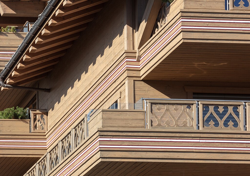 Beim Chalet-Hotel im Westschweizer Alpenort Crans Montana kam deshalb Cetol BL Natural Mat von Sikkens zum Einsatz. Die innovative Lasur ist besonders langlebig und betont mit ihrem extrem matten Finish die natürliche Schönheit des Holzes. © Sikkens