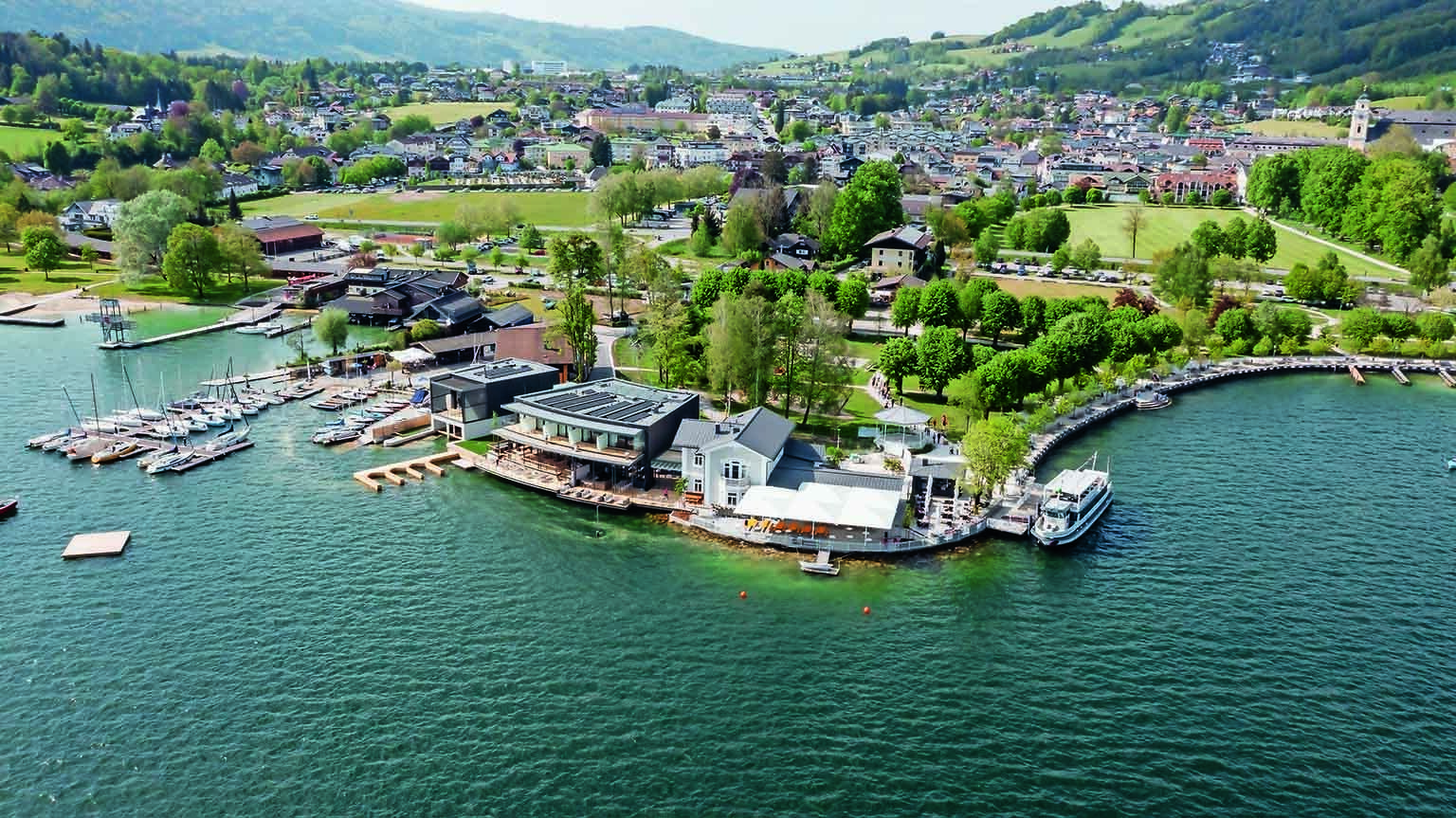 Das Apollo am Mondsee, in traumhafter Lage direkt am Seeufer. © Lisa Seifriedsberger