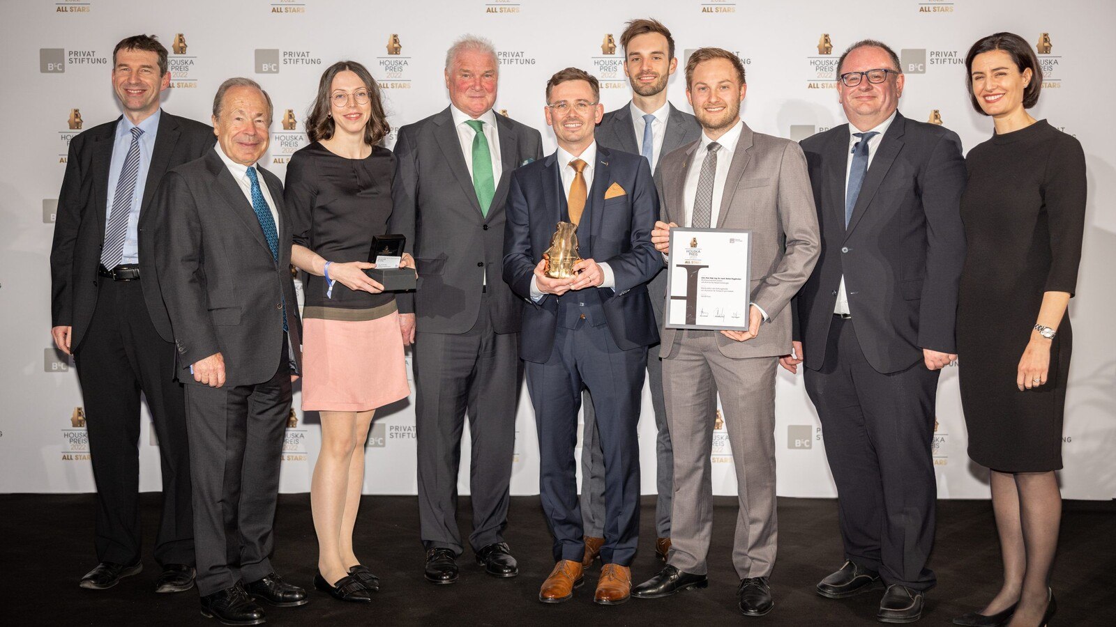 Das Team um Stefan Pogatscher (Mitte) mit dem B&C Stiftungsvorstand bei der Houskapreis-Verleihung 2022. © Alexander Müller