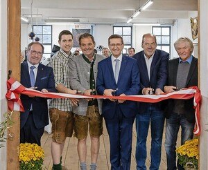 Wiedereröffnung der generalsanierten Lehrwerkstätte in Stadl-Paura. V.l.n.r.: Bundesinnungsmeister Harald Schinnerl, Sebastian und Wilfried Wallner, oö Landesrat Markus Achleitner, Landesinnungsmeister Fritz Danner und Bundesbeauftragter Josef Frech. © Land OÖ / Andreas Krenn