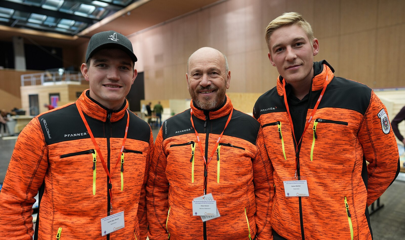 Das österreichische Flachdach-Team (v. l.): Patrick Jäger Nemec, Trainer und Mentor Peter Amann und Fabian Mächler. © IFD