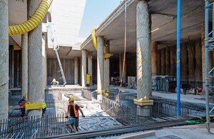 In den bauteilaktivierten Betondecken sind rund 40 Kilo­meter Rohrleitungen zum Heizen im Winter und zum Kühlen im Sommer verlegt. © Robert Harson