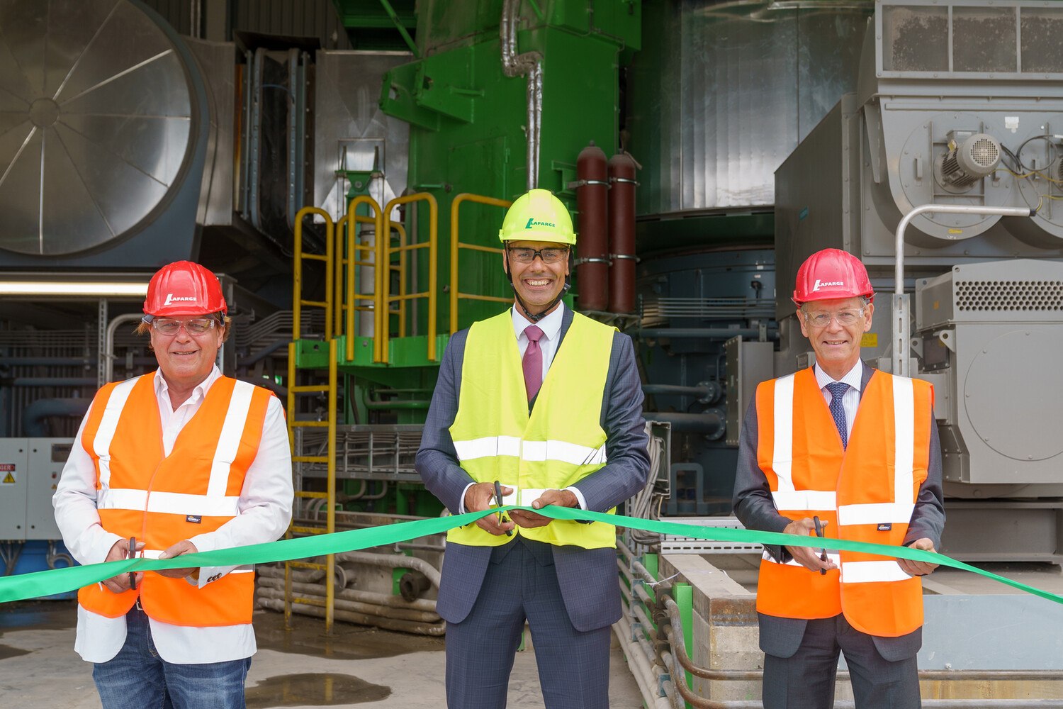 Gerhard David, Bürgermeister Mannersdorf, Berthold Kren, CEO Lafarge Österreich, Peter Suchanek, Bezirkshauptmann Bruck/Leitha eröffnen feierlich die neue vertikale Rohmühle im Lafarge Zementwerk Mannersdorf (v. l.). © Lafarge