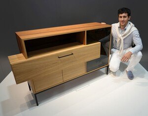 Maximilian Kollmann aus Techelsberg am Wörther See präsentierte ein Sideboard in modernem Design. © Werkschulheim Felbertal