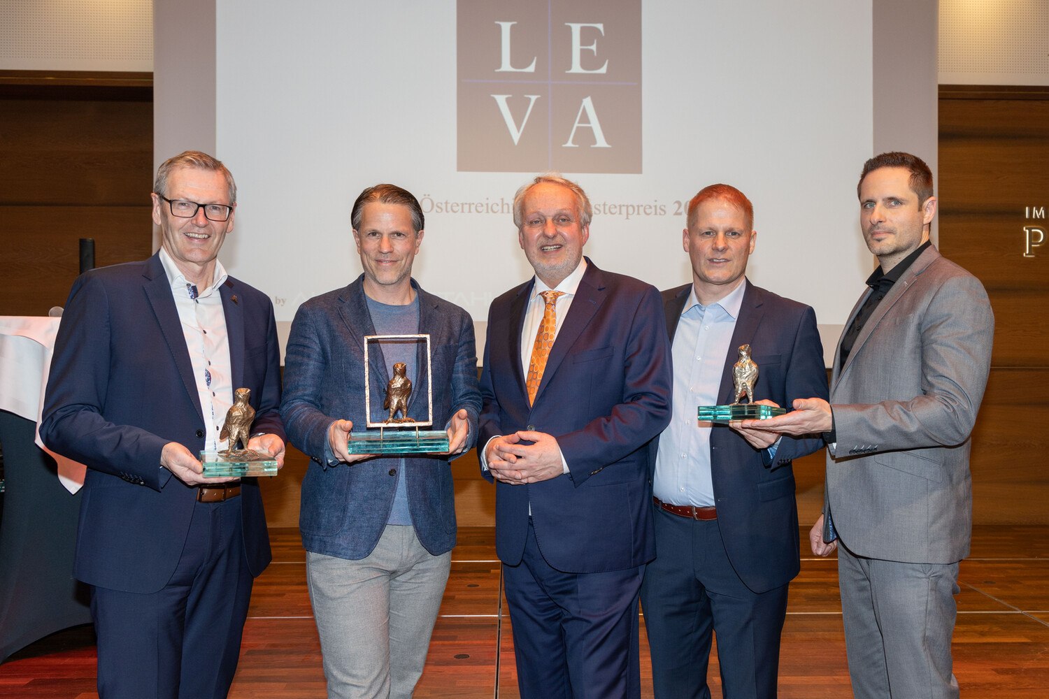 Die Gewinner des Leva 2024 (v. l.): Johann Brandstetter (Geschäftsführer Internorm International GmbH), Stefan Polzhofer (Geschäftsführer Kapo Fenster und Türen GmbH), Andreas Kreutzer (Geschäftsführer Branchenradar), Reinhard Neidert (Prokurist Alusommer GmbH), Christian Wiedemann (Prokurist  Alusommer GmbH) © Susi Berger / Camera Suspicta