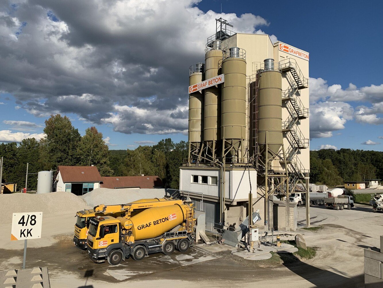 Ein 26 m hoher Mischturm mit 10 Rohstoffsilos ermöglicht 300 m³ Fertigbeton zu produzieren. In vier weiteren Bindemittelsilos sind 350 to Zement und Zusatzstoffe gelagert. Das wirkliche Herzstück ist der große Doppelwellenmischer mit einem Fassungsvermögen von 2.300 l. Für die Befüllung eine 8 m³ großen Fahrmischers werden nur sechs Minuten benötigt. © Leyrer und Graf