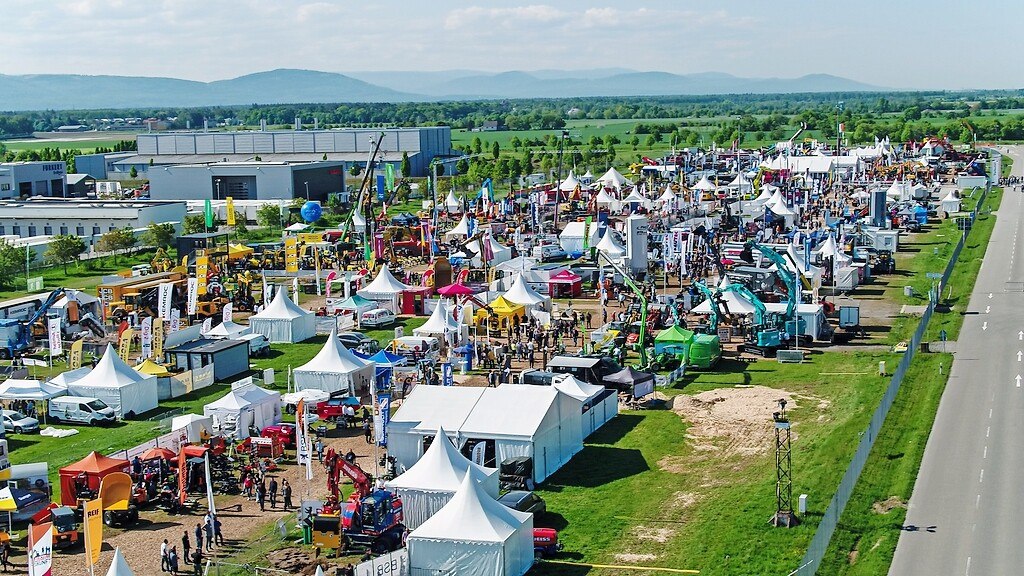 Auf der Messe RecyclingAktiv und TiefbauLive in Karlsruhe werden von 27. bis 29. April Baumaschinen, Baugeräte und Recyclinganlagen ausgestellt.
  © Messe Karlsruhe