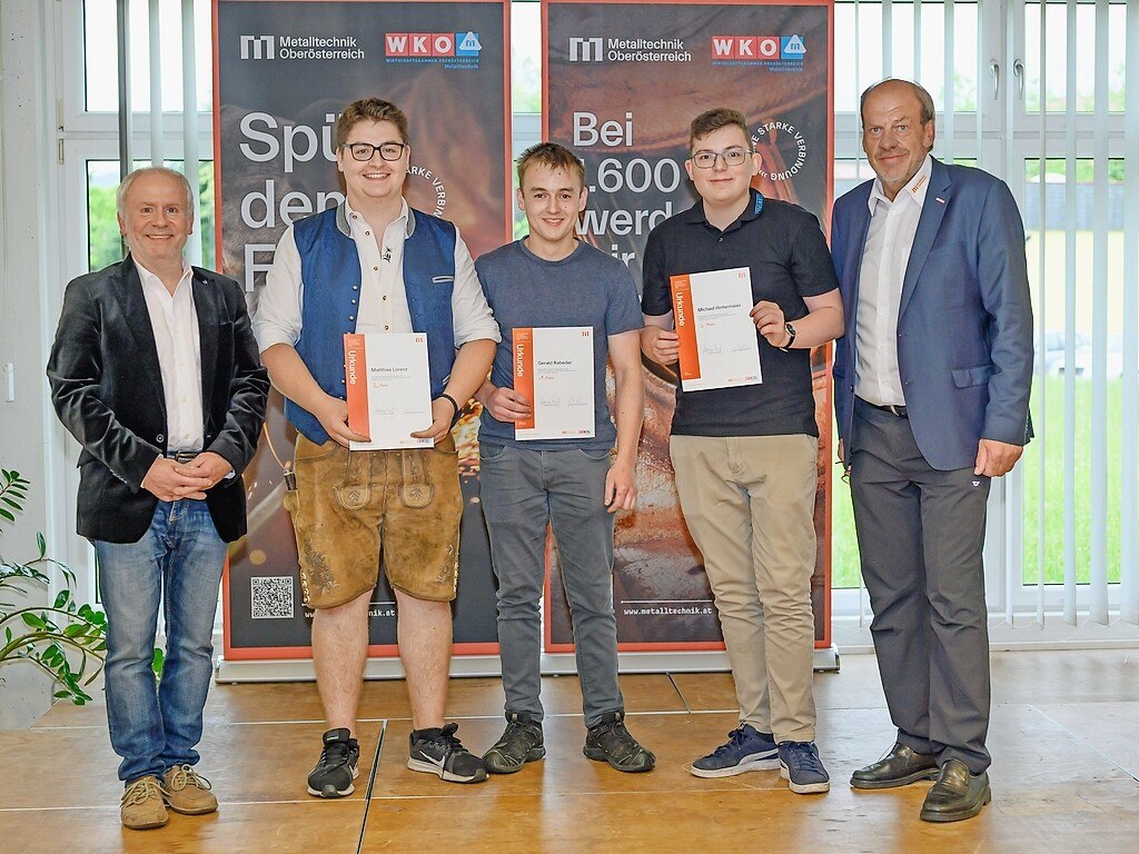 Sieger Maschinenbau v.l.n.r.: Landeslehrlingswart Alois Hinterer, Matthias Lorenz (2.Platz), Gerald Rabeder (1.Platz), Michael Hintermaier (3.Platz), Landesinnungsmeister Fritz Danner © Wolfgang Simlinger/cityfoto