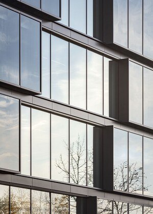 Die Pfosten-Riegelkonstruktion der Außenhülle signalisiert mit ihren schaukastenartigen Ausbrüchen Weitblick und Verbindung nach draußen. © Marcus Bredt Fotografie