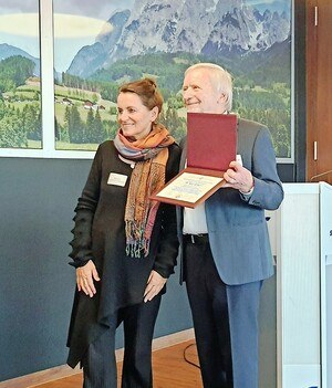 Otto Greiner, Päsident EFBK und Martina Pfeifer Steiner, Schwester des verstorbenen Baukybernetikers Hans Steiner, bei der Übergabe der Ehrenurkunde. © Europäisches Forum für Baukybernetik