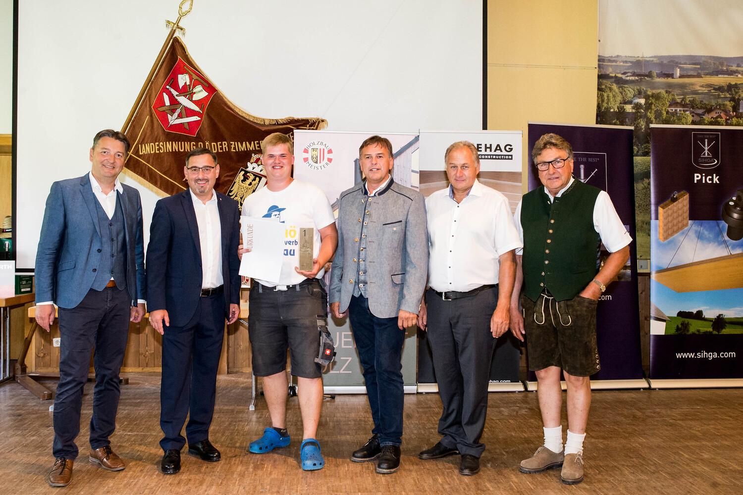 Der beste Jungzimmerer 2022 mit Gratulanten (v. l.): Bgm. Georg Gattringer, LAbg. Klaus Mühlbacher, Bundessieger Sandro Rossmanith, LIM Josef Frauscher, WK-Obmann Klemens Steidl, BIM Siegfried Fritz.