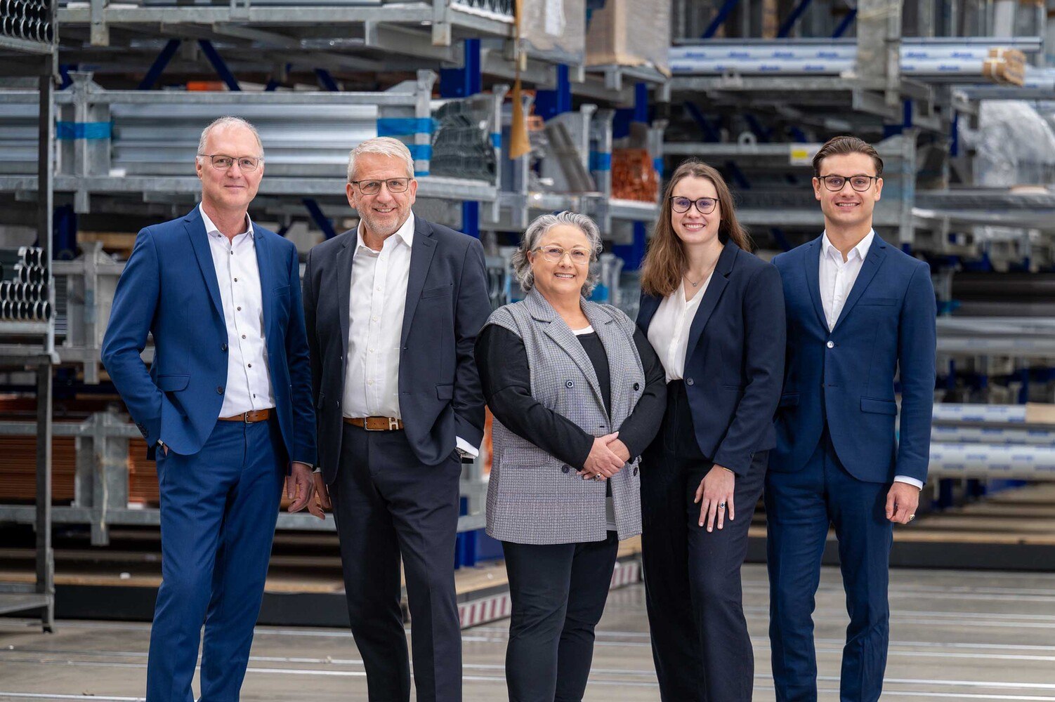 Zambelli Gesellschafter Marietta Zambelli Sopalù (Mitte) mit ihren Kindern Florentina und Constantin (rechts) sowie den Holding-Geschäftsführern Josef Miggisch und Andreas von Langsdorff (von links). © Zambelli Holding GmbH