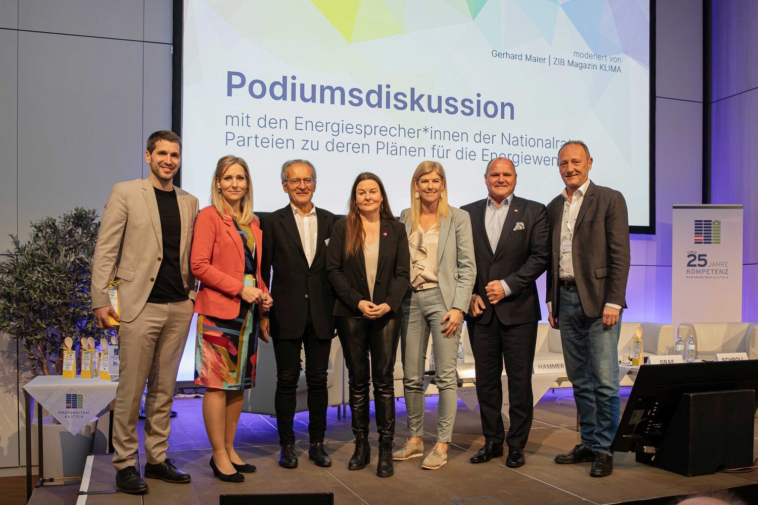 Gruppenfoto (v. l.): Lukas Hammer (Energiesprecher der Grünen), Vera Immitzer und Herbert Paierl (PV Austria), Karin Doppelbauer (Energiesprecherin der Neos), Tanja Graf (Energiesprecherin der ÖVP), Alois Schroll (Energiesprecher der SPÖ) und Axel Kassegger (Energie- und Wirtschaftssprecher der FPÖ). © Paul Stender