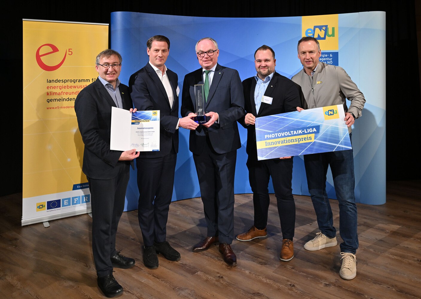 Auszeichnung im Stadtsaal Mank (von links): Herbert Greisberger (eNu), Leopold Pasquali (Prefa), Stephan Pernkopf (LH-Stellvertreter), Jürgen Bauer (Prefa) und Anton Pfeffer (NÖ Sportabteilung, ehemals Fußballprofi). © NLK/Filzwieser