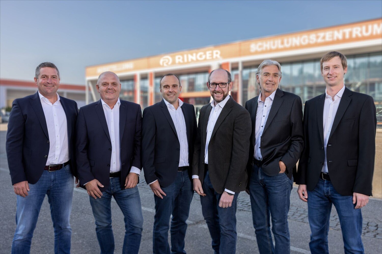 Thomas Ringer, Markus Ringer, Peter Rungger, Robert Traxl, Peter Ringer und Philipp Ringer (v. l.) blicken zufrieden auf das abgeschlossene Geschäftsjahr zurück. © RINGER GmbH