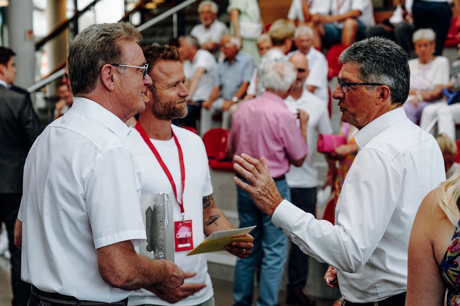 Firmengründer Herbert Holtgreife und sein Sohn und Nachfolger Stefan Holtgreife im Gespräch beim Fest. © Solarlux