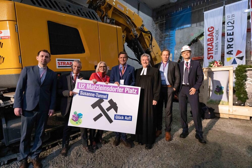 V. l. Pfarrer Artur Stepien, Wiener Linien-Geschäftsführer Günter Steinbauer, Tunnelpatin Susanne Drapalik, Öffi-Stadtrat Peter Hanke, Pfarrer Michael Wolf, Porr-Vorstand Jürgen Raschendorfer und Strabag-Vorstand Siegfried Wanker © Wiener Linien/Gritsevskaja