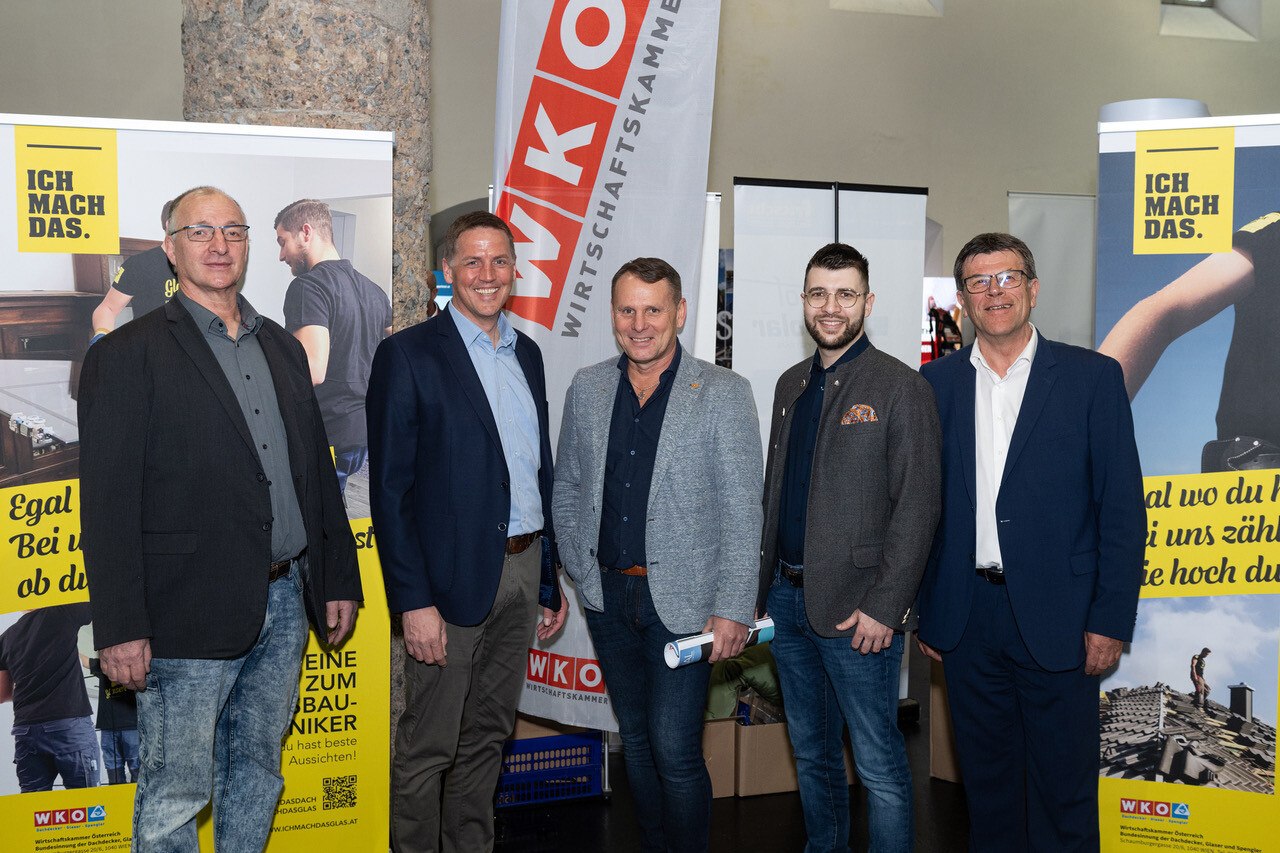 Von rechts: Bundesinnungsmeister Walter Stackler, Christoph Hofmann (WK Tirol), Landesinnungsmeister Thomas Senn, Innungsgeschäftsführer Matthias Marth und Dachdecker-Berufsgruppensprecher Hannes Stöckholzer. © Martin Vandory