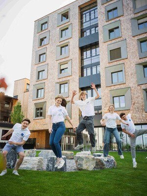 Schülerinnen und Schüler des Holztechnikums Kuchl sind zu Schulbeginn in Europas höchstes Holz-Schülerwohnheim - den Cube - eingezogen. © Holztechnikum Kuchl