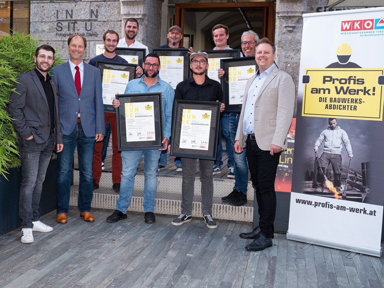 Die neuen Bauwerksabdichter bekamen ihre Schmuckurkunden von WK-Referent Christoph Hofmann (links), Landesinnungsmeister Hans-Peter Springsinsfeld (2. v. li.) und Berufsgruppensprecher Gerhard Michalek (rechts) in Innsbruck überreicht. © Martin Vandory