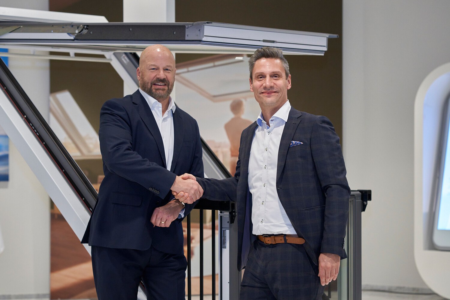 Handshake: Stephen Boney, Novelis, (links) und Nikolaj Cederquist, Velux, besiegeln die neue Kooperation. © Velux