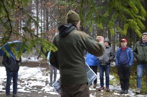 Die Teilnehmer*innen erfuhren direkt vor Ort interessante Daten und Fakten rund um den Wald. © proHolz Tirol