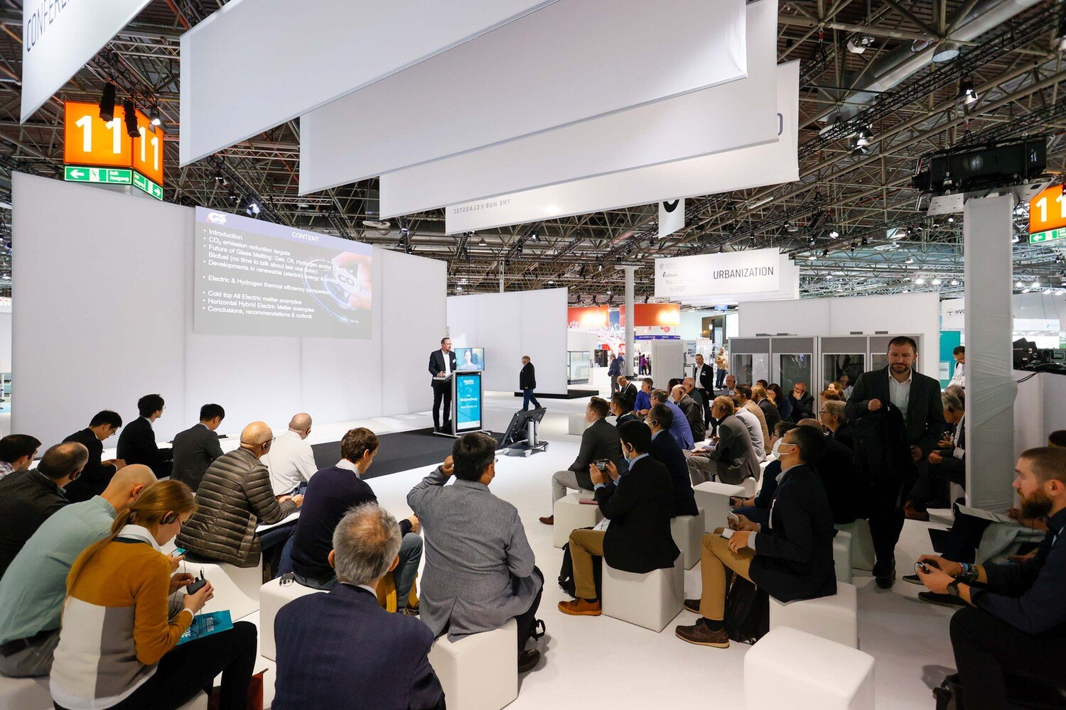 Die glasstec conference bündelt das Branchen-Know-how aus Theorie und Praxis. Auf drei Bühnen werden Vorträge von internationalen Expert*innen präsentiert. © Messe Düsseldorf / Tillmann