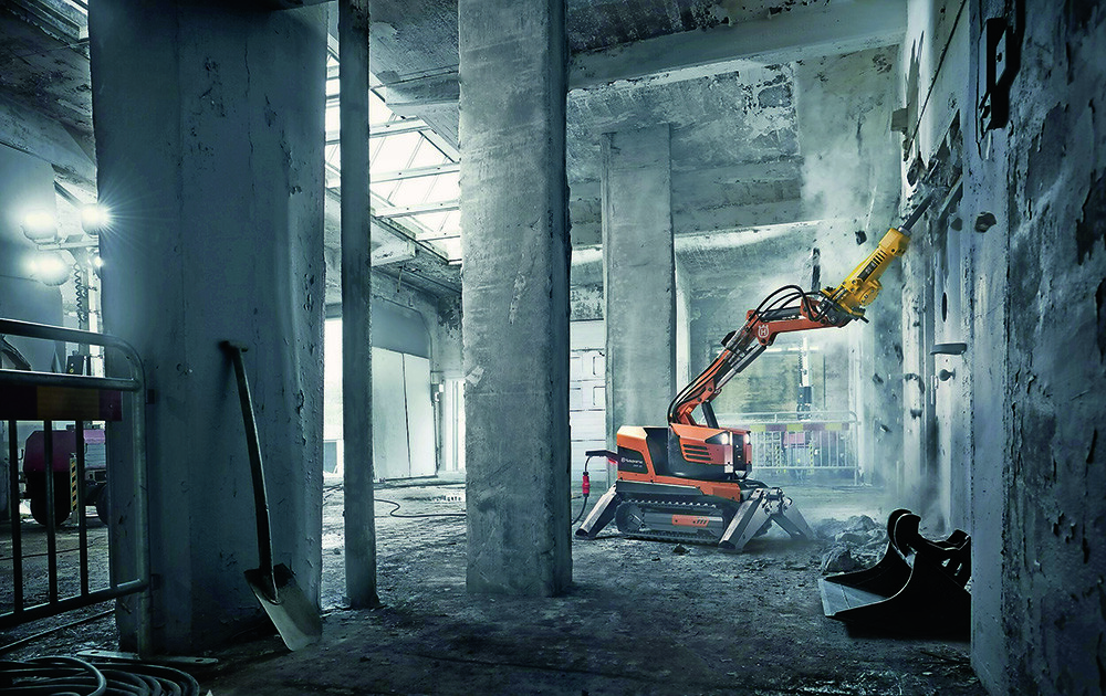 Der Kabelarm des Abbruchroboters DXR 95 von Husqvarna Construction wurde so konstruiert, dass er den Stromanschluss weg von der Maschine führt und mit einer LED-Leuchte den Betrieb der Maschine anzeigt © Husqvarna Construction