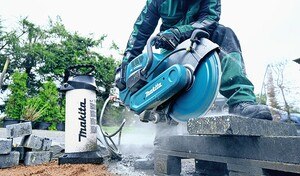 Der neue Akku-Trennschleifer CE001G von Makita wird von zwei 40-Volt-max.-XGT-Akkus an­getrieben. Dank Wet­Guard-Technologie trotzt er jedem Wetter. © Makita