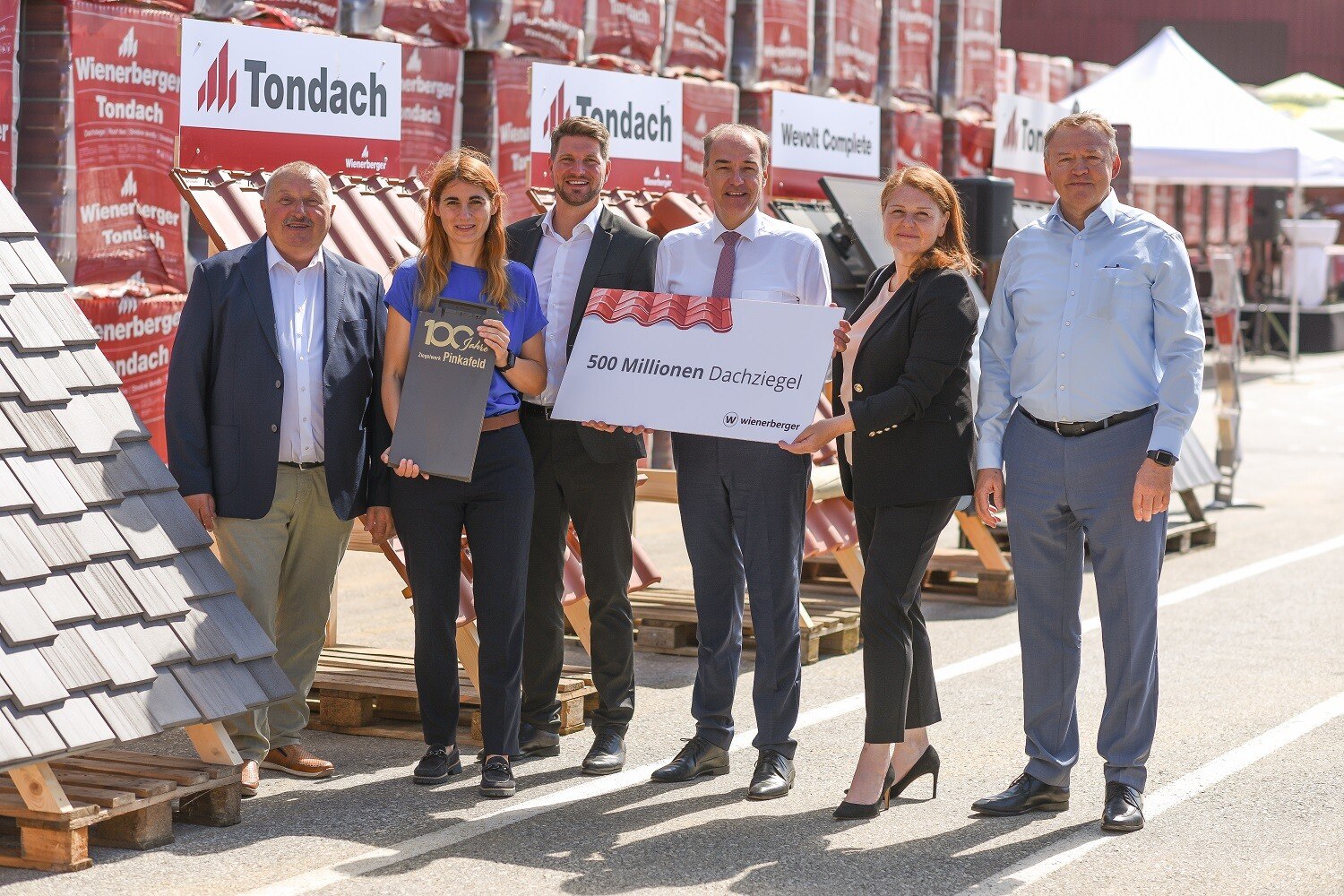 Jubiläumsfeier und Jubiläumsziegel (v. l.): Wilfried Bruckner (Bürgermeister von Riedlingsdorf), Carina Laschober-Luif (Landtagsabgeordnete), Felix Weinhandl (Werksleiter Pinkafeld), Dr. Leonhard Schneemann (Wirtschaftslandesrat), Gülnaz Atila (COO Wienerberger) und Johann Marchner (Wienerberger Österreich Geschäftsführer) bei der feierlichen Übergabe des Jubiläumsziegels. © Wienerberger / Andi Bruckner