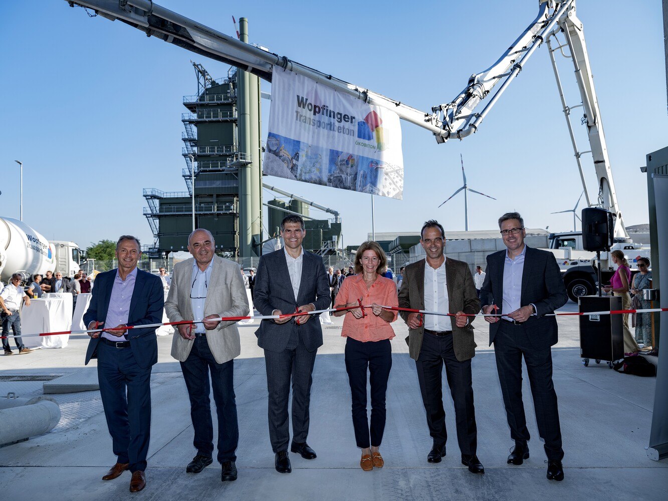 Neuerrichtung der modernen Mischanlage am Standort Seibersdorf (v.l.): Franz Denk (Technischer Geschäftsführer WTB) Vizebürgermeister Franz Püreschitz, Wolfgang Moser (Kaufmännischer Geschäftsführer WTB) Bezirkshauptfrau Verena Sonnleithner, Robert Schmid (Eigentümer) und Klaus Exner (WTB) © Wopfinger Transportbeton