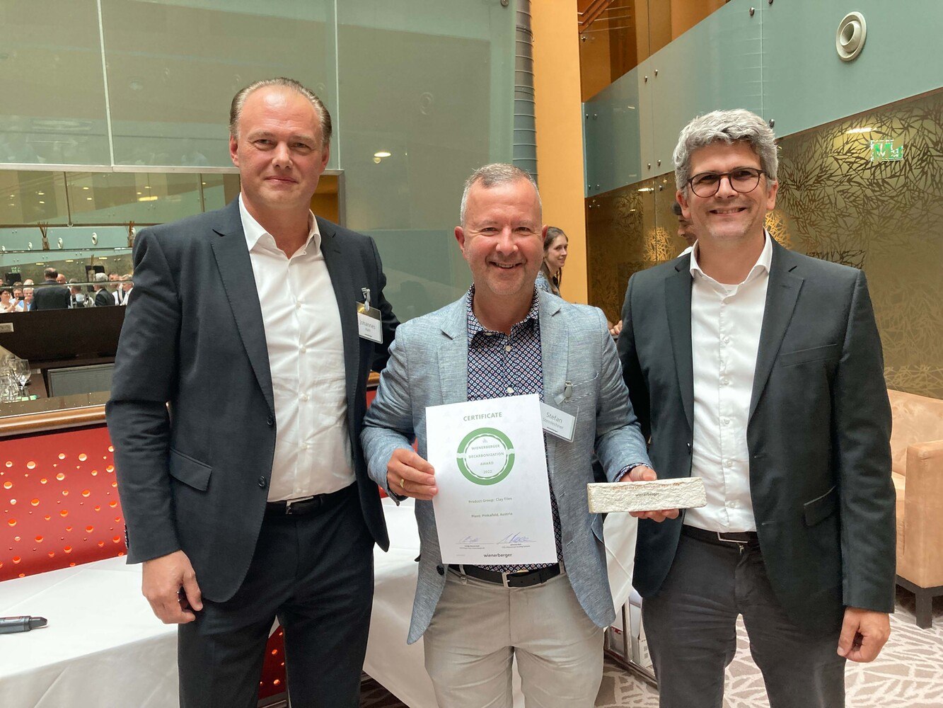 Award Übergabe (v. l.): Johannes Rath, Chief Technology Officer bei Wienerberger AG, Stefan Steinlechner, Geschäftsleitung Produktion Wienerberger Österreich, und Guido Klaunzer, Senior Project Manager, Wienerberger AG. © Wienerberger Österreich