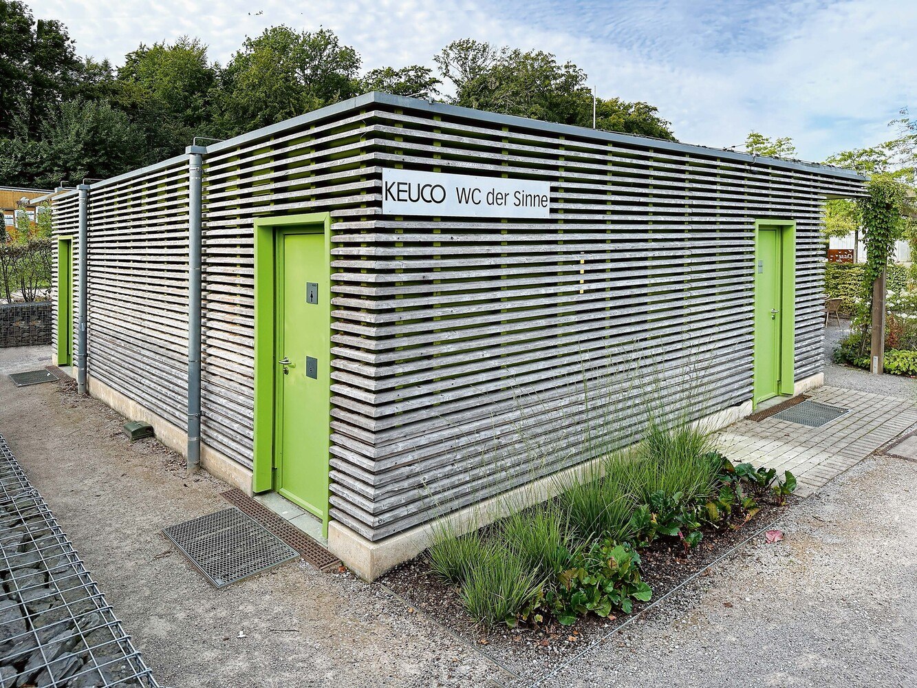 Die öffentliche Toilettenanlage fügt sich dank seiner reduzierten Architektur harmonisch in den Sauerlandpark ein. © Keuco