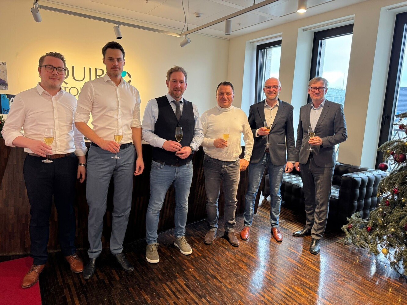 Vertragsunterzeichnung (von links): Martin Uwe (Rechtsanwalt Squire Patton Boggs), Matthias Kuballa (Partner und Notaranwalt Neon), Sebastian Schmidt (Vorstandsmitglied AGC Interpane), Armin Kessler (Geschäftsführer und Inhaber Kessler Steuerberatungsgesellschaft), Dominik Waldeyer (Vorstandsmitglied AGC Interpane), Volker Heidbüchel (Partner und Rechtsanwalt Squire Patton Boggs).    © AGC Interpane