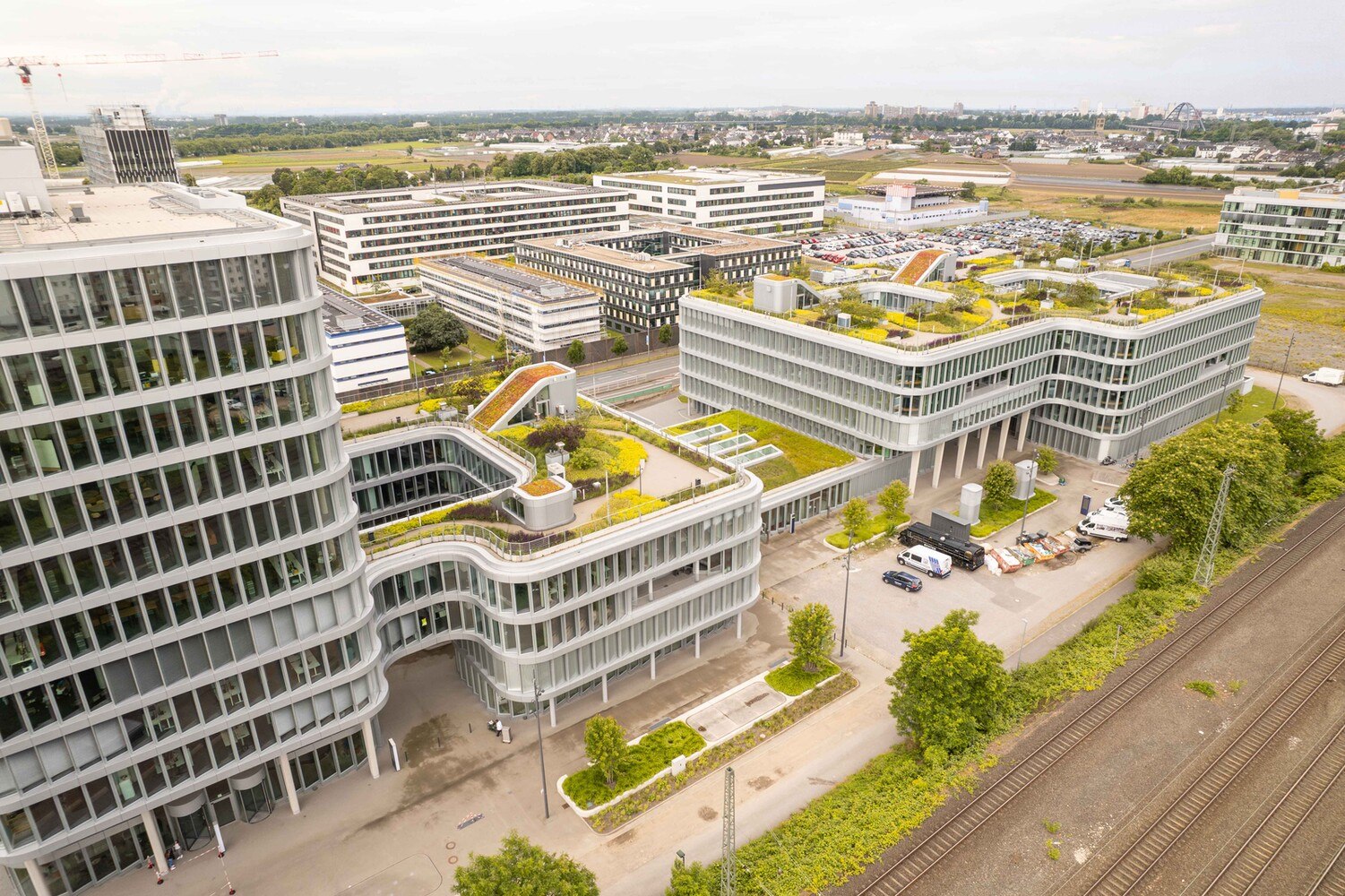 Der Mizal-Komplex besteht aus dem elfstöckigen Hochhaus Mirador mit einem vierstöckigen Annex und dem bis zu fünfgeschossigen Infindo mit zwei Atrien. © Pilkington