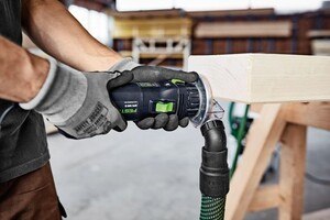 Handliches Fräsen einer Fase mit der OFK 500. © Festool