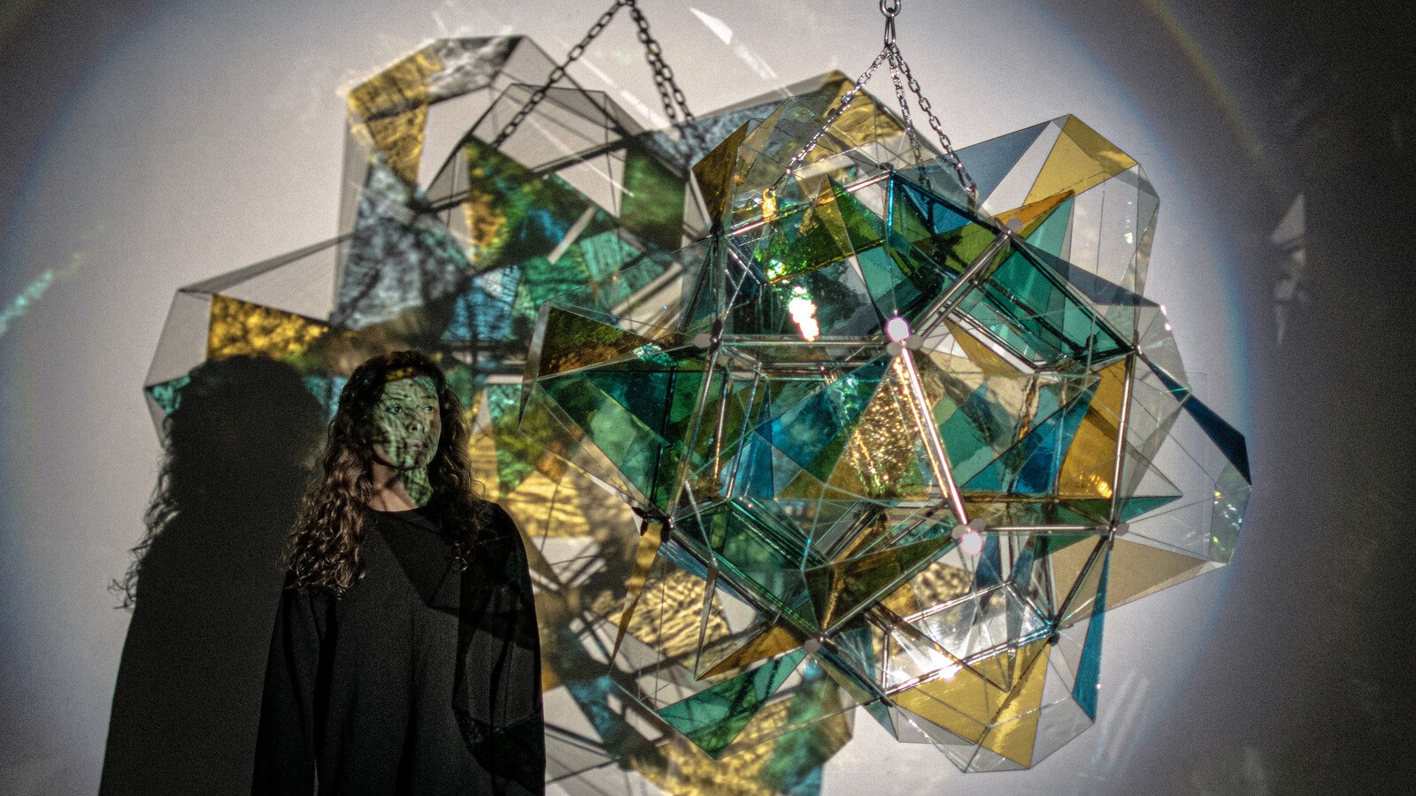 Als hängende Glas-Installation ist Polyhedra nicht nur ein geometrisches Objekt, sondern auch ein Farb- und Lichtexperiment. © Studio Medicus