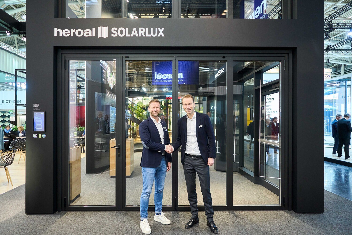 Heroal Geschäftsführer Max Schöne (rechts) und Solarlux Geschäftsführer Stefan Holtgreife bei der offiziellen Verkündigung ihrer Partnerschaft auf der BAU 2025 in München. © Heroal