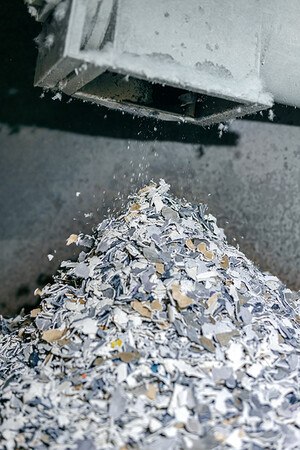 Dank einer innovativen Technologie lassen sich in der Recyclinganlage nicht nur alte Vinyl-, sondern auch Linoleumböden verarbeiten. © Gerflor